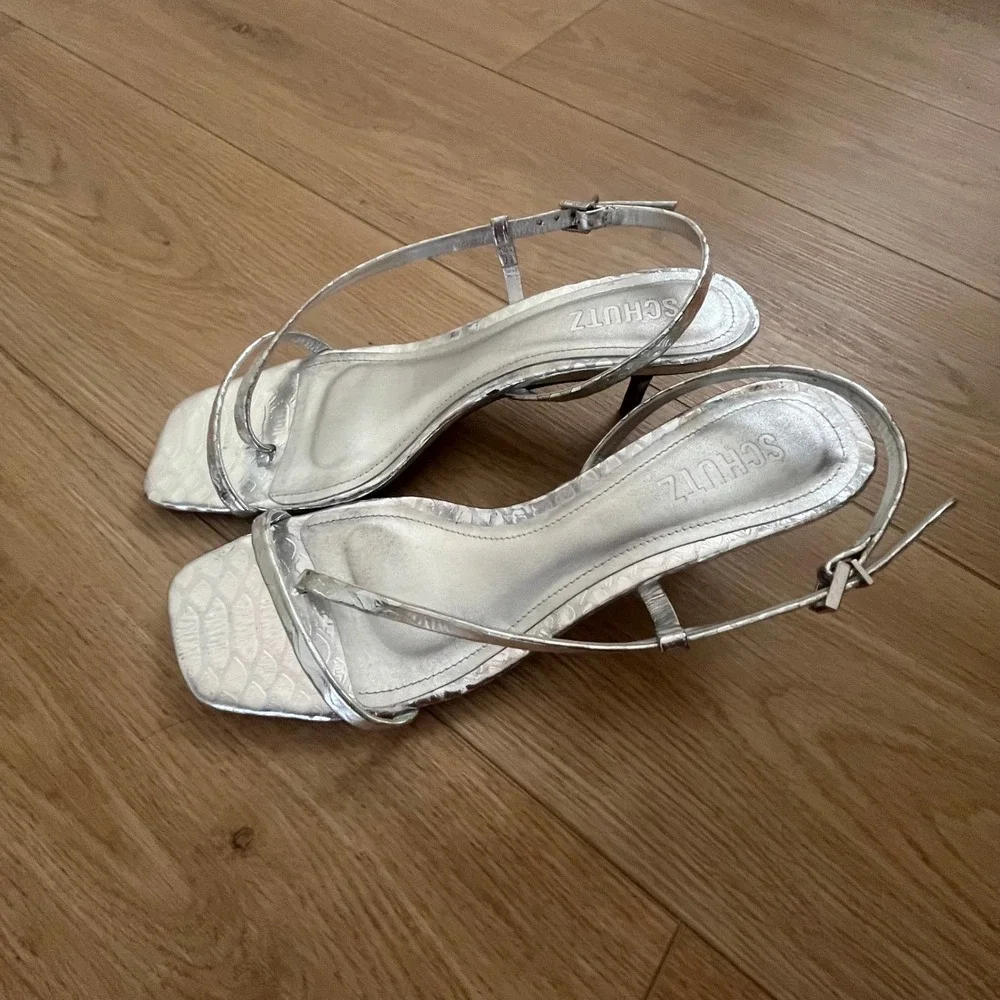 Schutz Heloise Metallic Silver Leather Sandals Size 8.5 Kitten Heel Snake - Picture 1 of 8